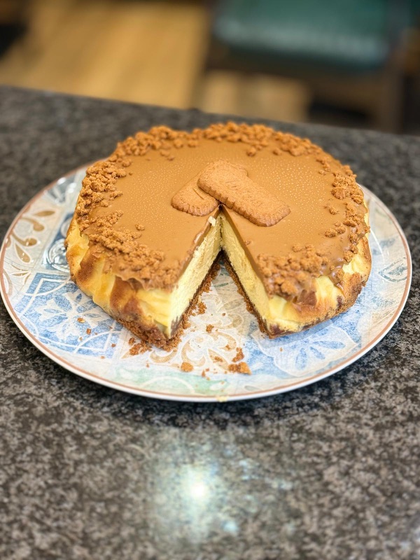 Hausgemachter Lotus-Cheesecake aus der Vitrine