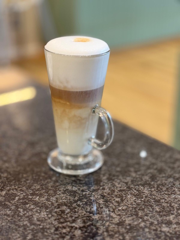 Latte Macchiato im Glas