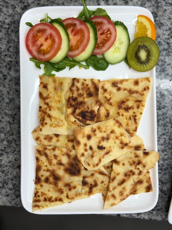 Gözleme-Stücke mit frischem Salat und Obst