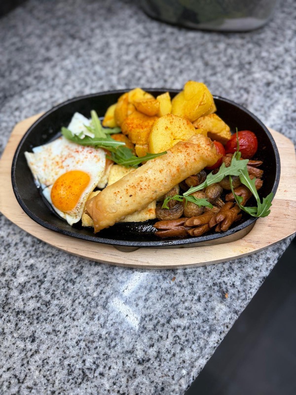 Pfannen-Spezial mit Spiegelei, Börek, Sucuk und Bratkartoffeln in der Gusseisenpfanne