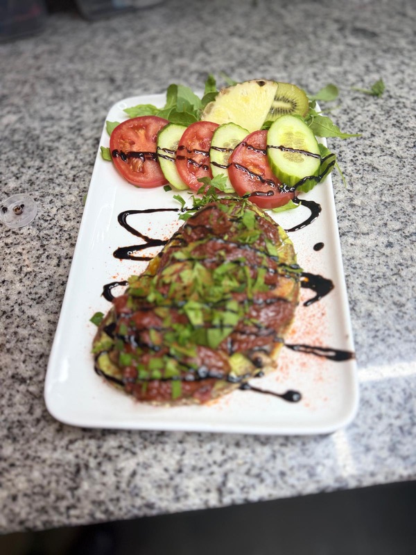 Taschte Brot mit Tomaten-Salsa, Salat und Obst